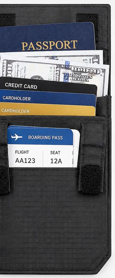 Cartera abierta con pasaporte, billetes, tarjetas y tarjeta de embarque